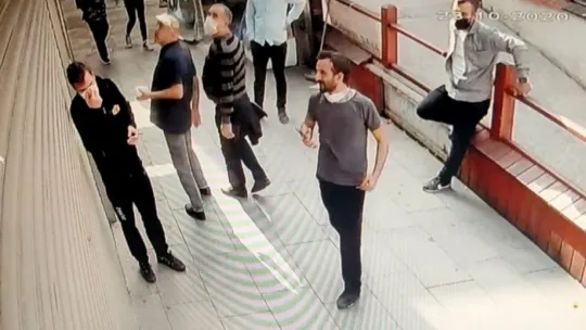 Müşteri olarak geldiği GSM bayisinde çalışanlar yemeğe çıkınca mahsur kaldı