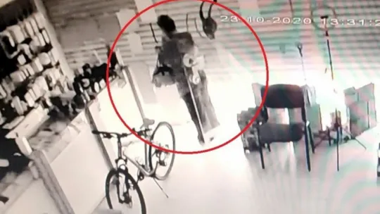 Müşteri olarak geldiği GSM bayisinde çalışanlar yemeğe çıkınca mahsur kaldı