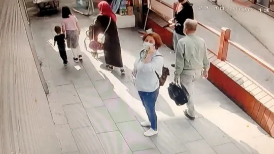 Müşteri olarak geldiği GSM bayisinde çalışanlar yemeğe çıkınca mahsur kaldı