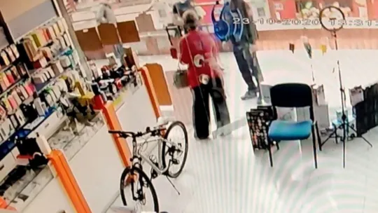 Müşteri olarak geldiği GSM bayisinde çalışanlar yemeğe çıkınca mahsur kaldı