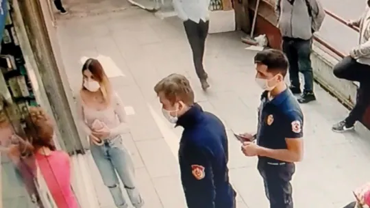 Müşteri olarak geldiği GSM bayisinde çalışanlar yemeğe çıkınca mahsur kaldı