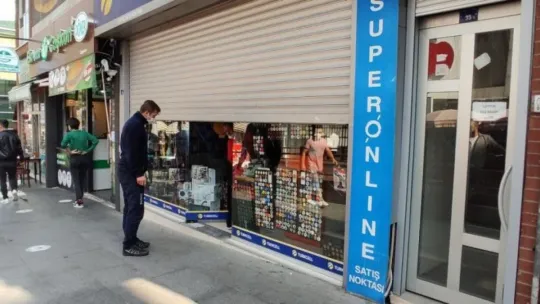 Müşteri olarak geldiği GSM bayisinde çalışanlar yemeğe çıkınca mahsur kaldı