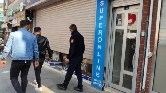 Müşteri olarak geldiği GSM bayisinde çalışanlar yemeğe çıkınca mahsur kaldı