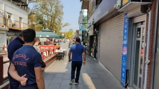 Müşteri olarak geldiği GSM bayisinde çalışanlar yemeğe çıkınca mahsur kaldı