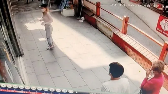 Müşteri olarak geldiği GSM bayisinde çalışanlar yemeğe çıkınca mahsur kaldı