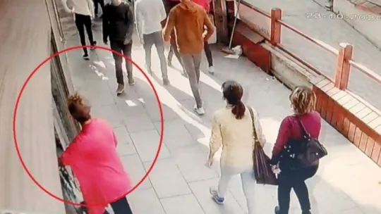 Müşteri olarak geldiği GSM bayisinde çalışanlar yemeğe çıkınca mahsur kaldı