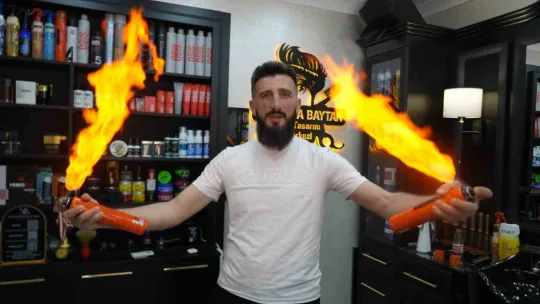 Müşterisini denizin altında tıraş etti