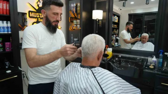 Müşterisini denizin altında tıraş etti