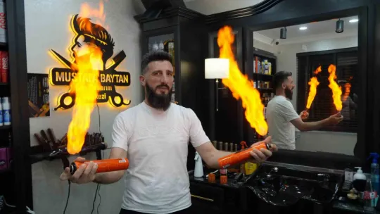 Müşterisini denizin altında tıraş etti