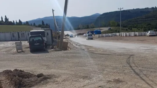 Müteahhit yolu toprakla kapatınca sürücüler evlerine gidemedi