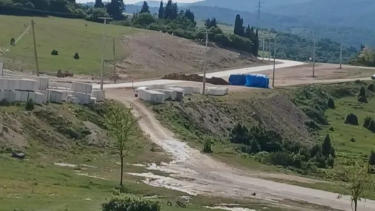 Müteahhit yolu toprakla kapatınca sürücüler evlerine gidemedi