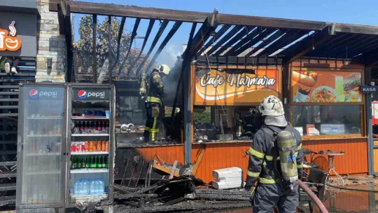 Mutfakta çıkan yangın kafeyi kül etti