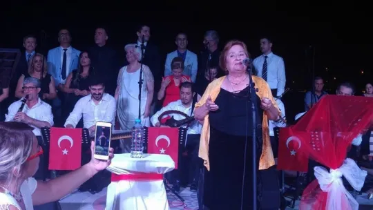 Müziğe olan aşkı yaş tanımadı, 70'inde sahnelere çıktı