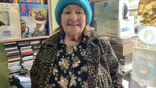 Müziğe olan aşkı yaş tanımadı, 70'inde sahnelere çıktı