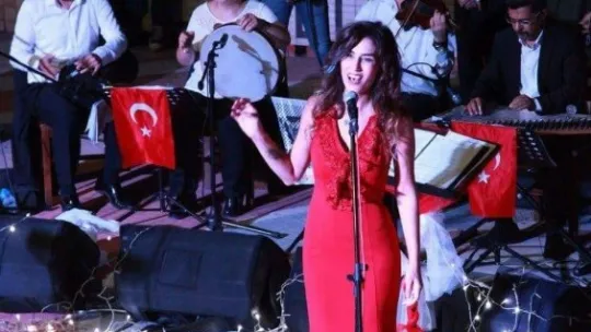 Müzik için mesleğini bıraktı, kendi korosunu kurdu