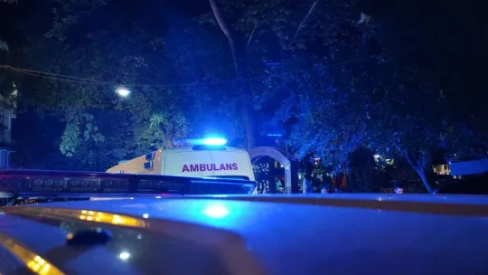 Nargile şişesiyle kızının kafasına vurdu