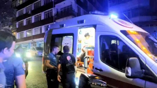 Nargile şişesiyle kızının kafasına vurdu