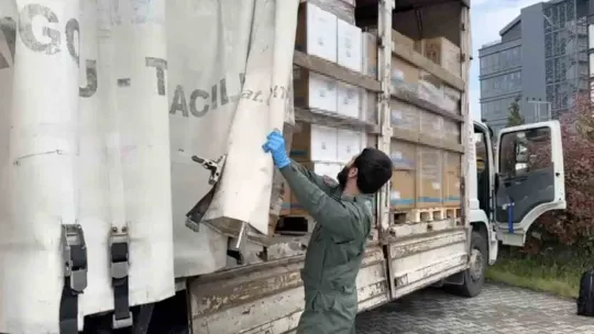 Narkotik köpeği tepki verdi, klimaların arasından binlerce uyuşturucu çıktı