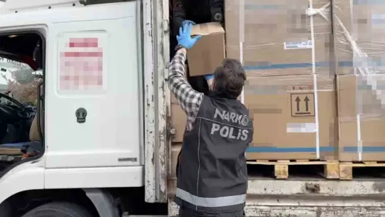 Narkotik köpeği tepki verdi, klimaların arasından binlerce uyuşturucu çıktı