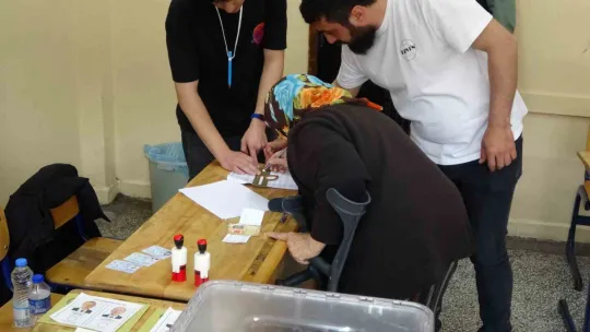 Nazire Teyze oyunu kullanacağı okula özel araçla götürüldü