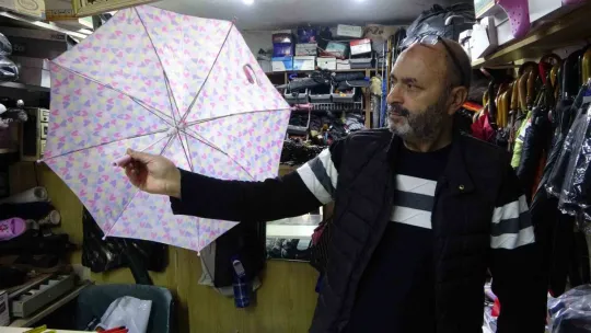 Kocaeli'nin son şemsiye ustası ayakta kalmaya çalışıyor