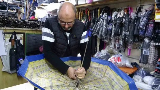 Kocaeli'nin son şemsiye ustası ayakta kalmaya çalışıyor