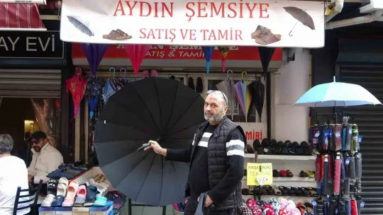 Kocaeli'nin son şemsiye ustası ayakta kalmaya çalışıyor