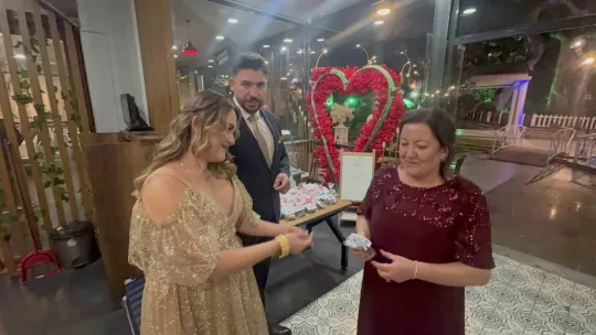 Nişanda şeker yerine mama dağıttılar