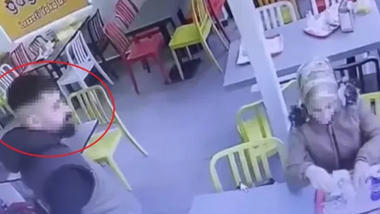 O film gerçek oldu: Kopardığı saçını yemeğine attı