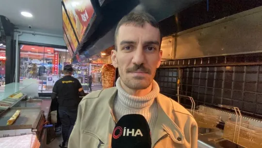 O film gerçek oldu: Kopardığı saçını yemeğine attı