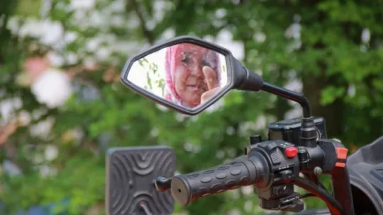 O, tozlu topraklı köy yollarının ATV'li Seher ablası