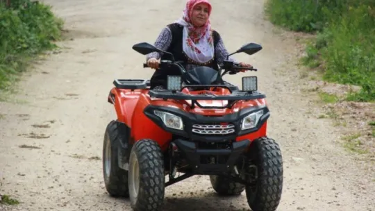 O, tozlu topraklı köy yollarının ATV'li Seher ablası