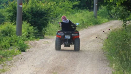 O, tozlu topraklı köy yollarının ATV'li Seher ablası