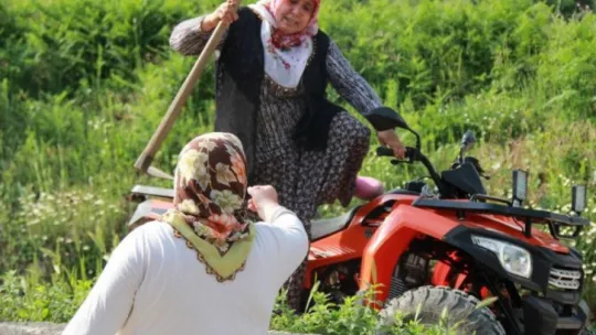 O, tozlu topraklı köy yollarının ATV'li Seher ablası