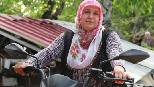 O, tozlu topraklı köy yollarının ATV'li Seher ablası