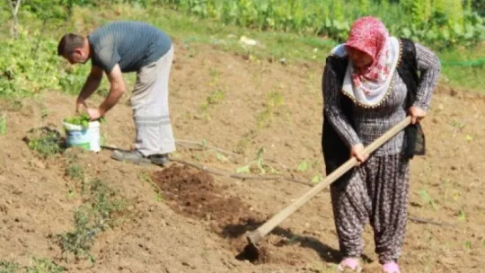 O, tozlu topraklı köy yollarının ATV'li Seher ablası