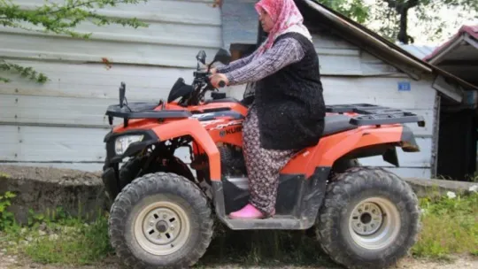 O, tozlu topraklı köy yollarının ATV'li Seher ablası