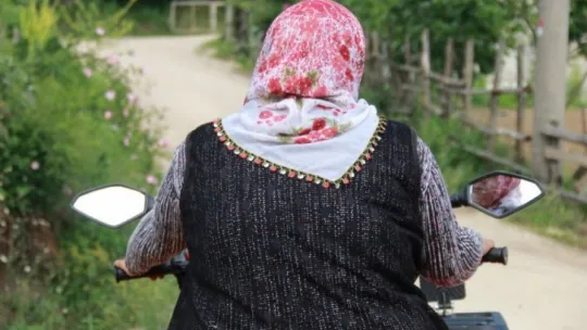 O, tozlu topraklı köy yollarının ATV'li Seher ablası