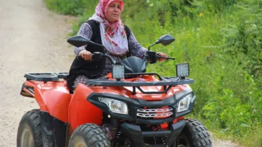 O, tozlu topraklı köy yollarının ATV'li Seher ablası