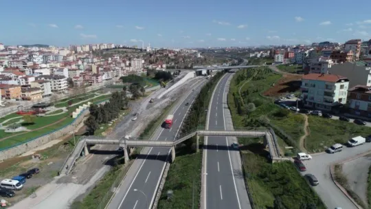 O üst geçit hala kullanılıyor