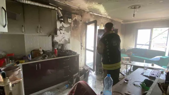 Ocakta unutulan yemek yangına sebep oldu