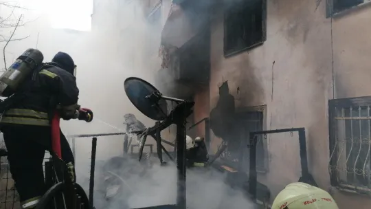 Odunlukta çıkan yangın apartmana sıçradı