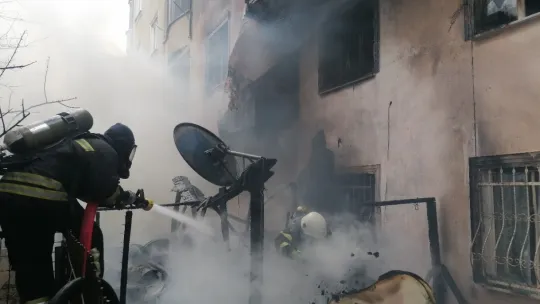 Odunlukta çıkan yangın apartmana sıçradı