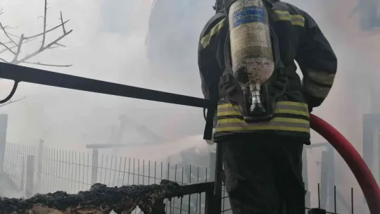 Odunlukta çıkan yangın apartmana sıçradı