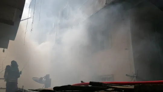 Odunlukta çıkan yangın apartmana sıçradı