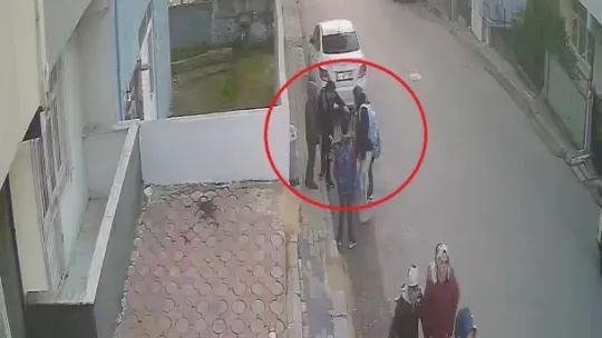 Oğluna tokat atan 9 yaşındaki çocuğa şiddet uyguladı