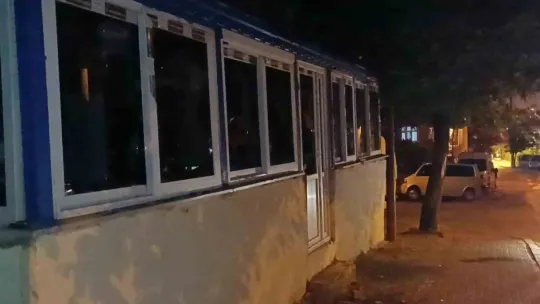 Oğlunu boğularak kaybeden aile o eve saldırdı