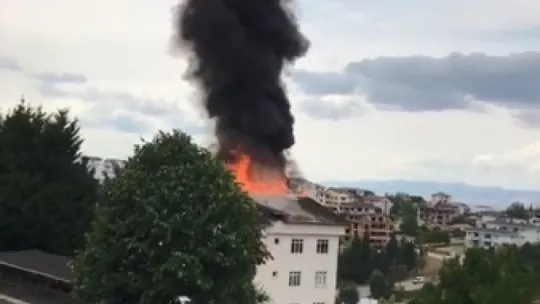 Öğrenci yurdu lojmanı alevlere teslim oldu