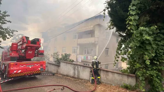 Öğrenci yurdu lojmanı alevlere teslim oldu