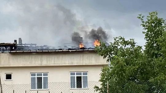 Öğrenci yurdu lojmanı alevlere teslim oldu